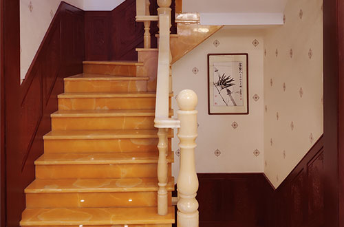 高州中式别墅室内汉白玉石楼梯的定制安装装饰效果